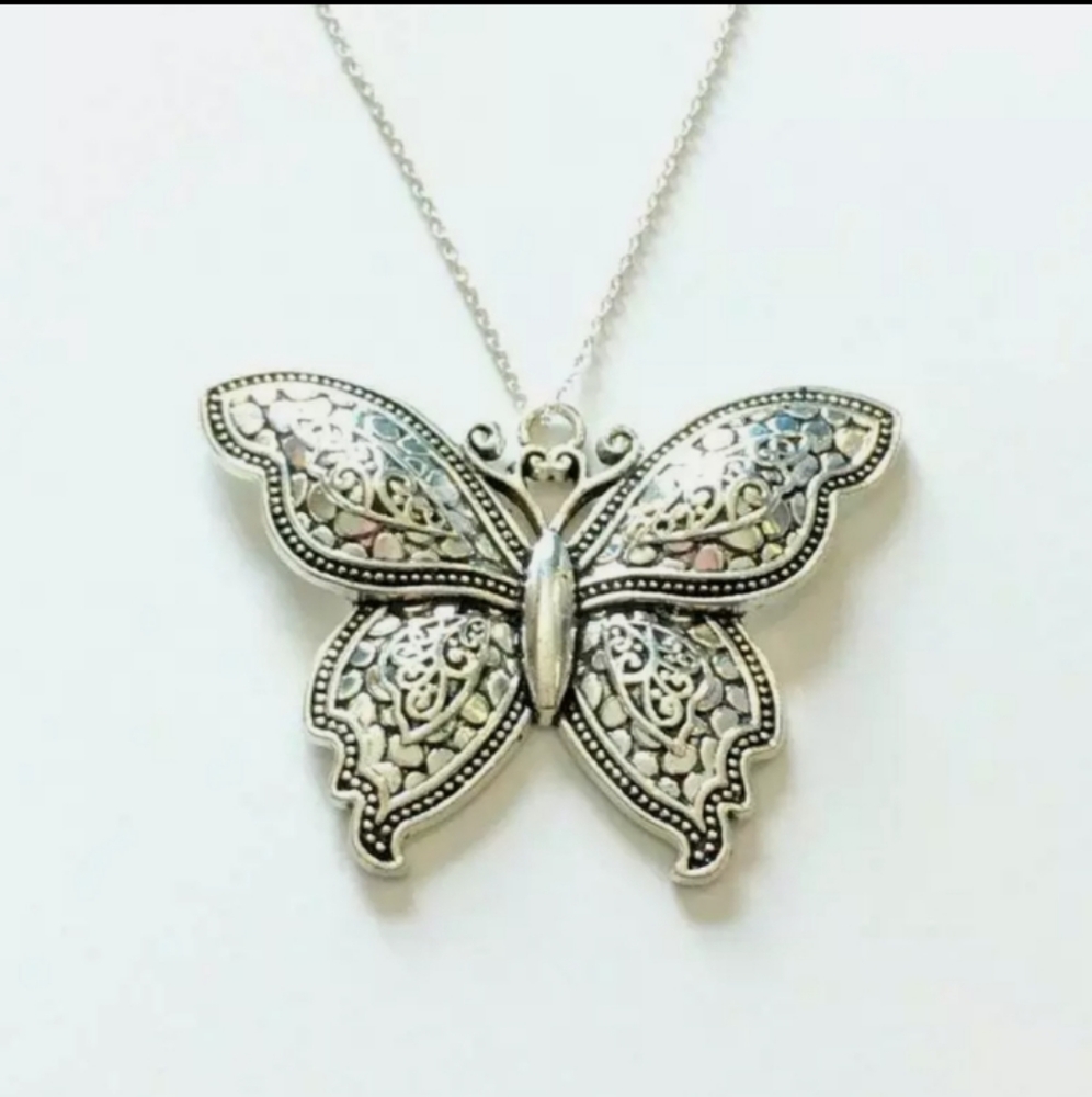 New large silver butterfly necklace - Picture 2 of 3